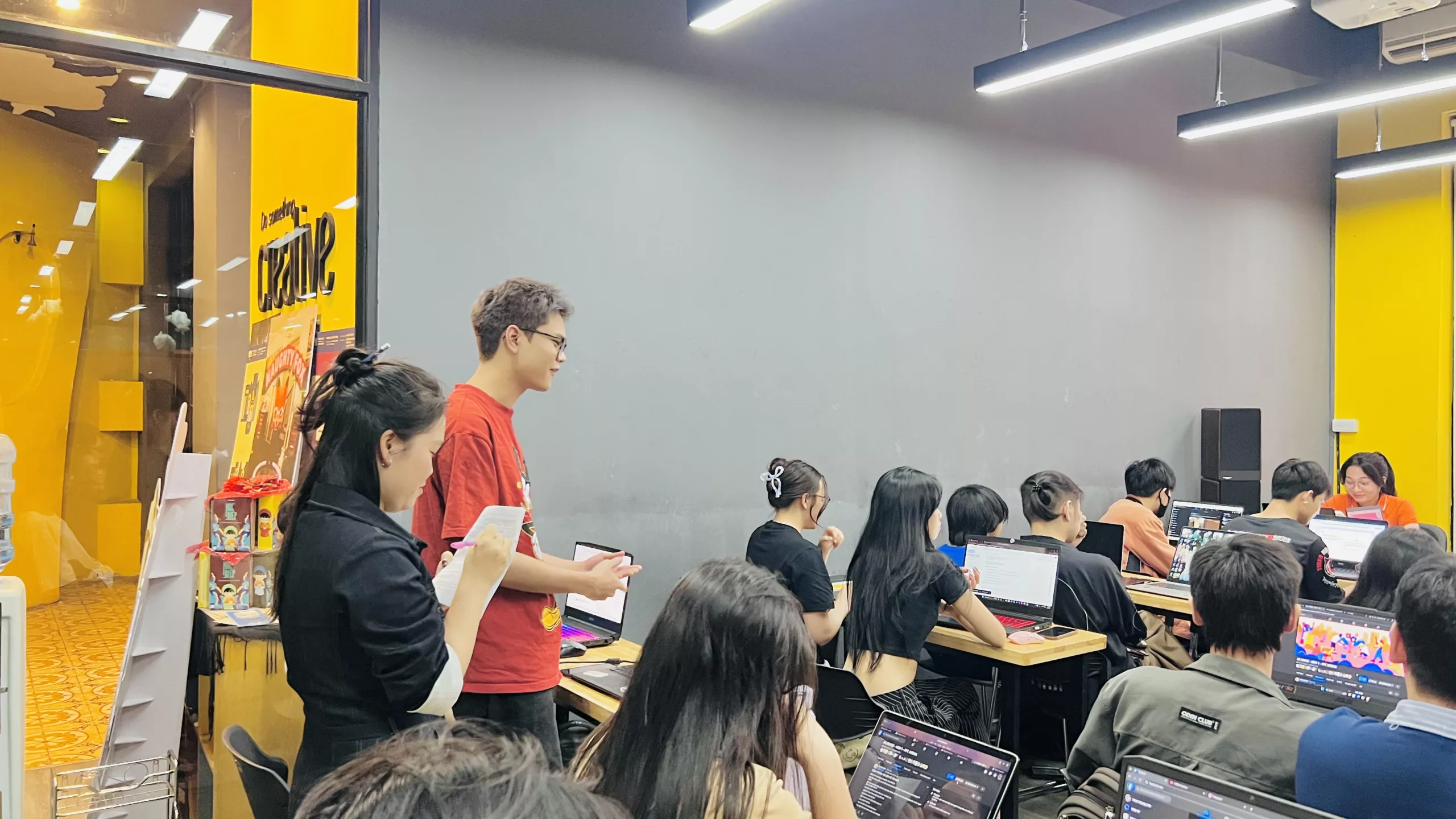 Không khí ngày đầu tiên