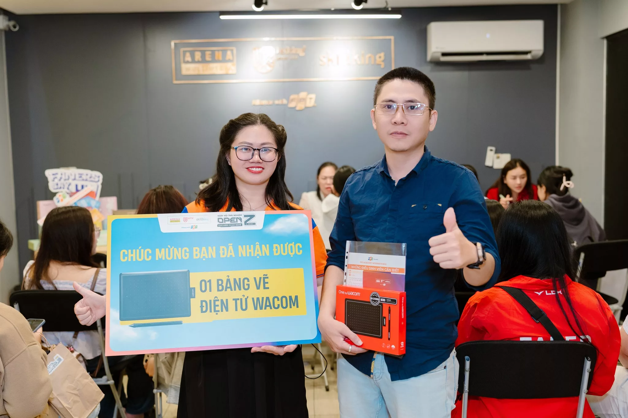 Người tham dự nhận quà tặng hấp dẫn tại sự kiện OpenZ