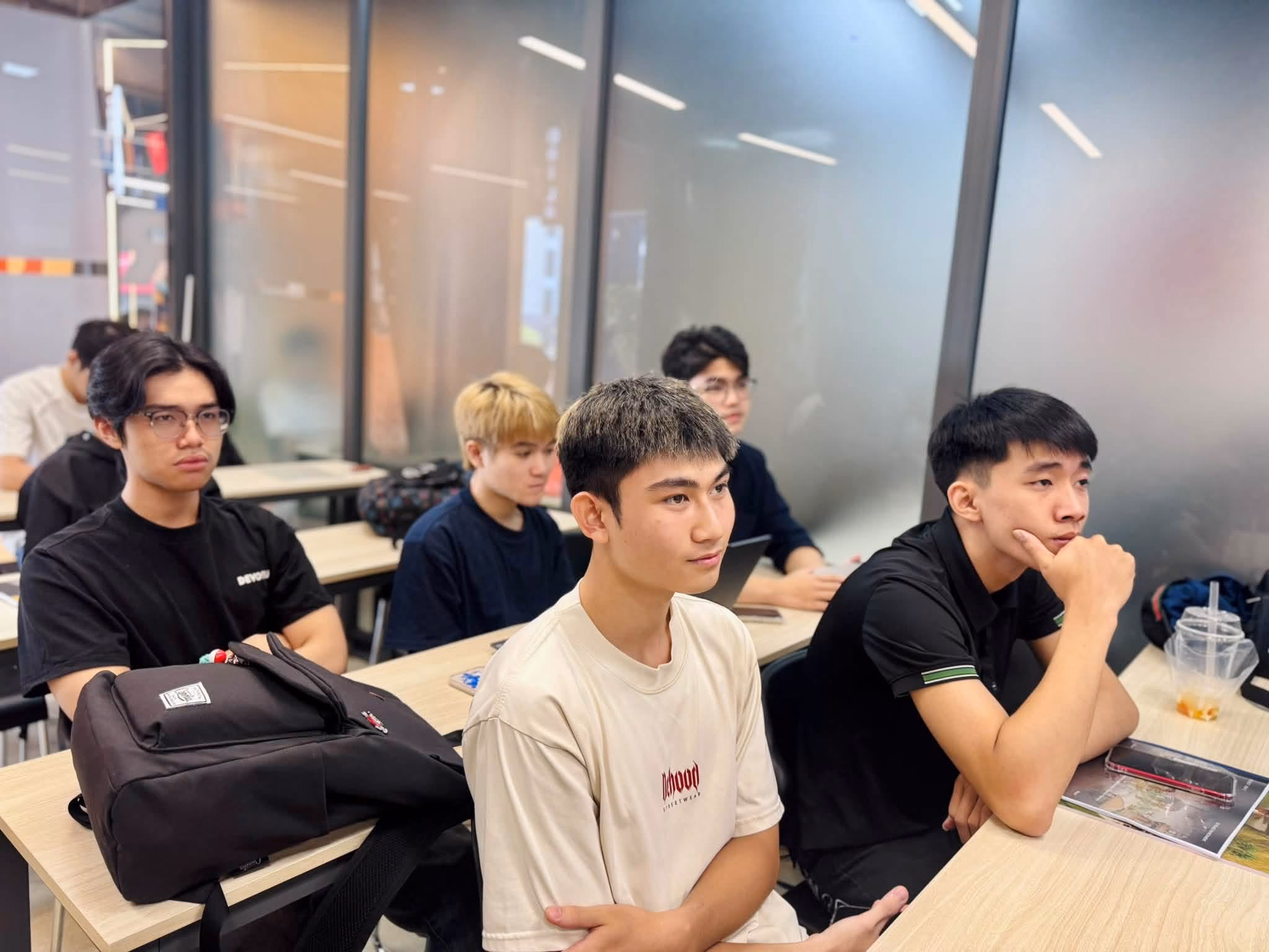 Sinh viên tại buổi bảo vệ 